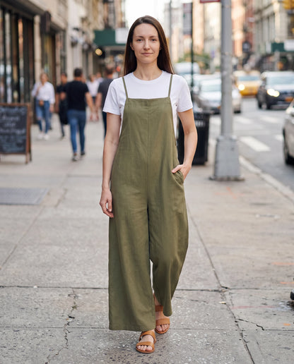 Salopette femme large en coton et lin La Palazzo, coloris vert militaire, portée en ville